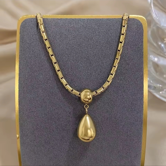 Gold Necklace - Picture 5 of 7